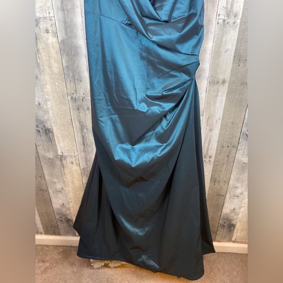 Tadashi Shoji Ruched Trumpet Maxi Gown in Teal Green Size 16 Plus. - Picture 8 of 13